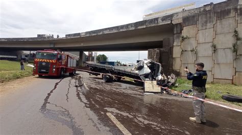 V Deo Mostra Momento Que Caminh O Despenca De Viaduto Do Contorno Norte