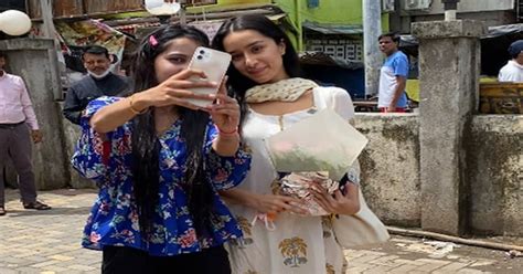 Shraddha Kapoor Accepts Flowers From A Fan