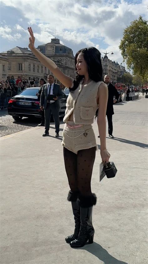 Blackpink S Jennie Dazzles At The Chanel Ss Show During Paris Fashion