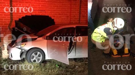 Mujer pierde el control de su vehículo y estampa su vehículo