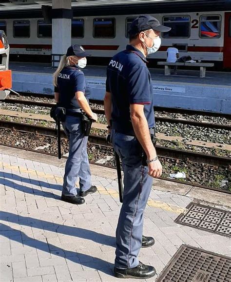 Non Si Mette La Mascherina In Treno E Reagisce Graffiando Una Poliziotta