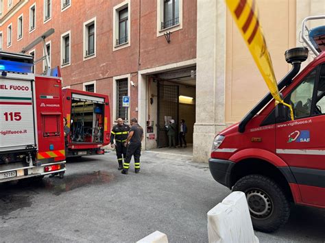 Ascensore crollato a Roma il papà dell operaio 17enne ferito Ho