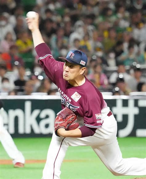 ＜ソ・楽＞7回途中降板した田中将は2番手の安楽（右）に謝る（撮影・岡田 丈靖） ― スポニチ Sponichi Annex 野球