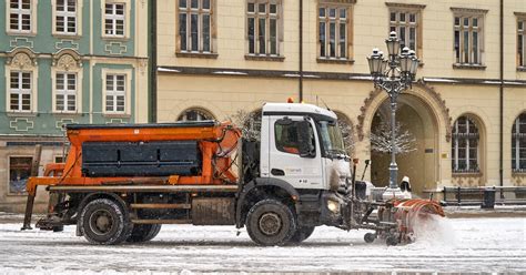 Od rana Wrocław jest biały W mieście trwa akcja zima pługosyparki na