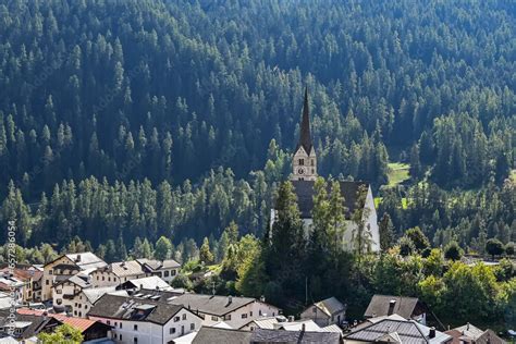 Scuol Kirche Engadiner Dorf Unterengadin Alpen Schlucht Wanderweg