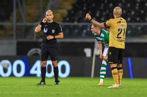 Fuorigioco Nel Calcio Attivo E Passivo La Spiegazione Della Regola