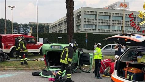 Scontro Tra Due Auto Grandate Una Si Ribalta Cronaca