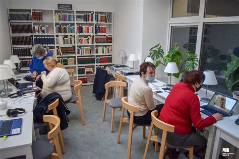 Zaj Cia Komputerowe Dla Senior W Biblioteka Biecz