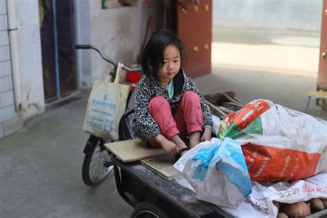 为救9岁哥哥，3岁小女孩每天陪奶奶蹬三轮车40里摆摊卖红薯蒋青敏