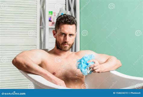 Corps Musculaire De Lavage D Homme Avec L Ponge De Mousse Type Nu