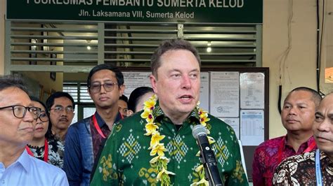 Outfit Formal Elon Musk Resmikan Starlink Di Puskesmas Bali Kenakan