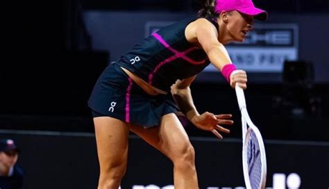 Iga Swiatek Holds Off Elise Mertens Reaches Stuttgart Quarter Finals