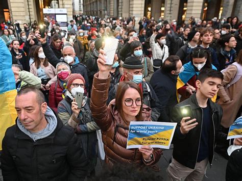 Da Roma A Londra I Pacifisti In Piazza Per Sostenere L Ucraina La Stampa