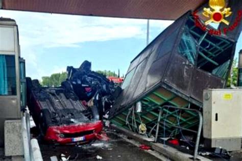 Terribile Incidente Al Casello Dell Autostrada Tre Vittime E Diversi