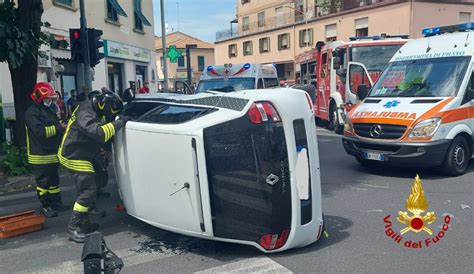 Scontro Tra Due Auto A Un Incrocio Una Si Ribalta Ferite Due Donne