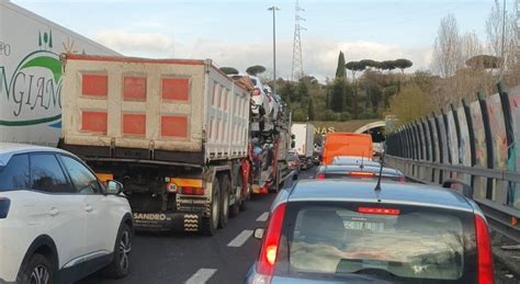 Roma Incidente Stradale Sul Raccordo Anulare Un Morto Traffico In