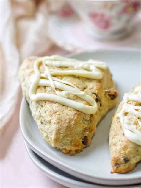 EASY BANANA CHOCOLATE CHIP SCONES