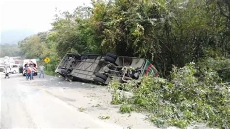 Volcadura De Autobús Deja Dos Muertos Y Diez Heridos La Roja