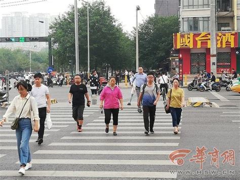 雙向十車道馬路寬約30米綠燈僅25秒 西安這個路口需要飛？ 每日頭條