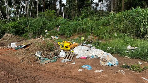 O acúmulo de lixo nas ruas e nas margens de estradas é um problema