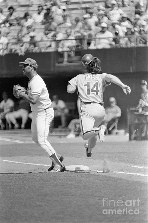 Pete Rose Shown Running To Beat Throw Photograph By Bettmann Fine Art