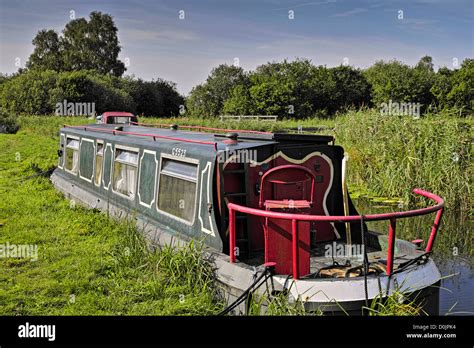 An Old Houseboat On Wicken Fen Stock Photo Alamy