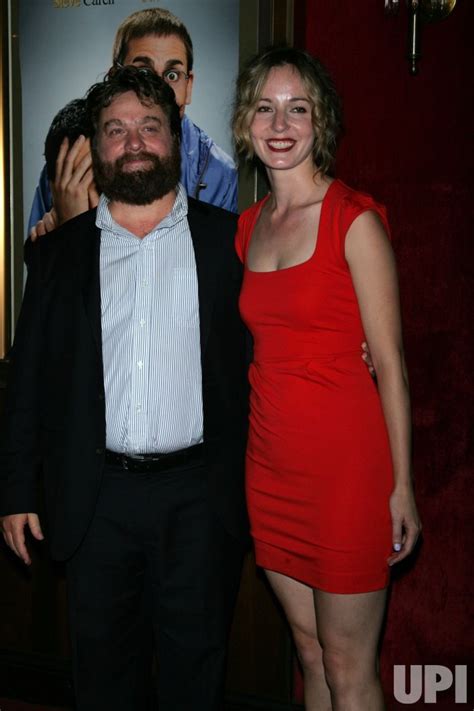 Photo: Zach Galifianakis arrives for the "Dinner For Schmucks" Premiere ...