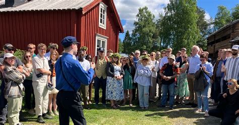 Utländska resenärer på plats för att fira midsommar i Luleå SVT Nyheter