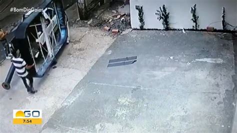 Trio é flagrado furtando outdoor de 6 metros na porta de loja em