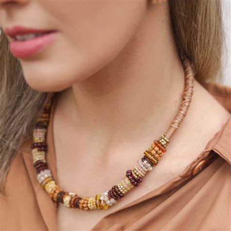 Colar Curto Mix De Cristais Contas De Vidro E Muranos Tons De Nude E Marrom Magrini Joias