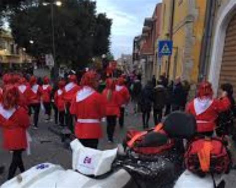 Carnevale A Monserrato Sfilata Con Maschere E Coriandoli Per Le Vie