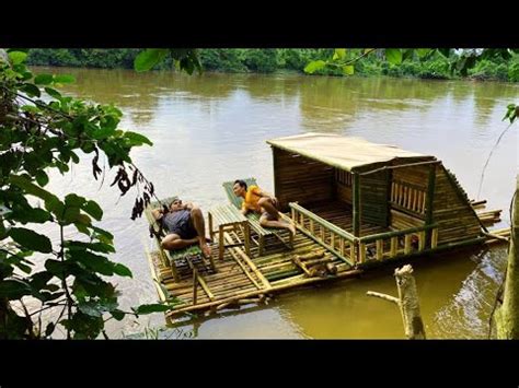 Camping Hujan Deras Membangun Rumah Terapung Dari Bambu Di Sungai