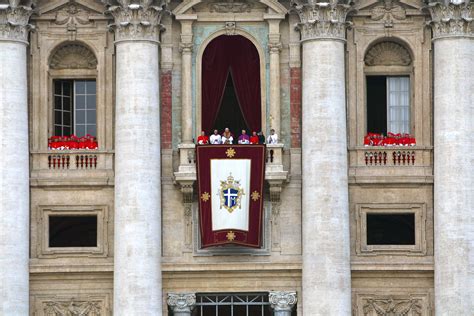 Hogy került vörös cipő a katolikus egyházfő lábára képgalériával