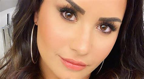 Demi Lovato Shows Off Chic New Bob Haircut And Were Obsessed Demi Lovato Just Jared