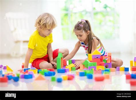 Les Enfants Jouent Avec Des Blocs Color S Petit Gar On Et Fille