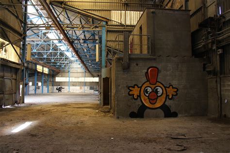 Monsieur Poulet Le Graffeur Qui Picore Les Murs De Bordeaux