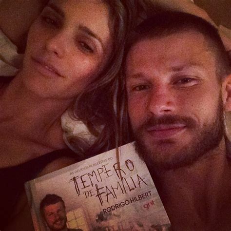 EGO Após lançar livro Rodrigo Hilbert posa agarradinho Fernanda