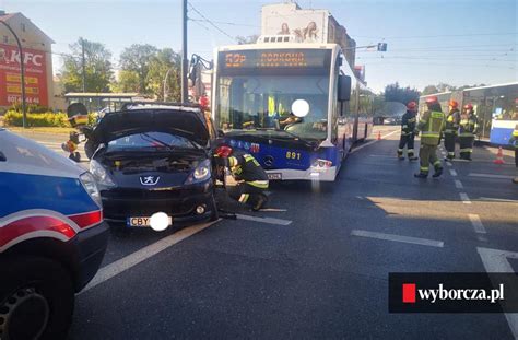 Wypadek W Bydgoszczy Osob Wka Zderzy A Si Z Autobusem