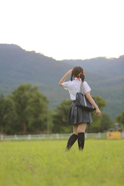 Retrato de niña de la escuela japonesa al aire libre en el campo Foto