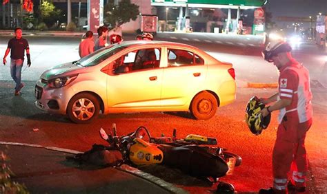 MUJER MOTOCICLISTA CHOCA Y ATERRIZA EN EL PAVIMENTO