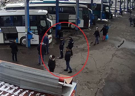 Pamje Kur Policia Evakuon Zon N Tek Stacioni I Autobus Ve Ora Info