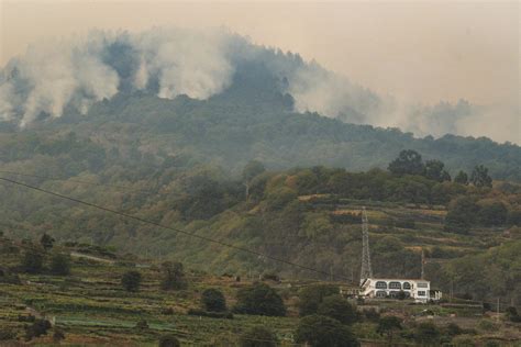 El Fuego En La Isla Espa Ola De Tenerife Est Fuera De Capacidad De