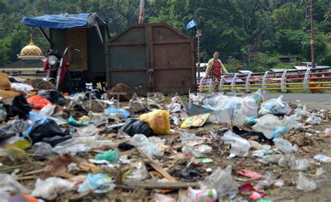 Tempat Pembuangan Sampah Liar Di Padang ANTARA Foto