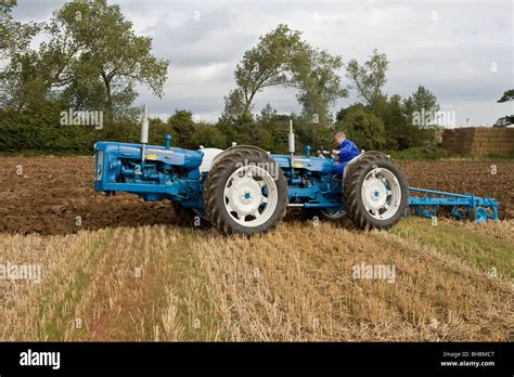 Vieux Fordson Super Majeur Tracteur Banque De Photographies Et Dimages