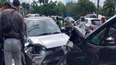 Kronologi Mobil Adu Banteng Di Pondok Indah 3 Orang Luka Berat