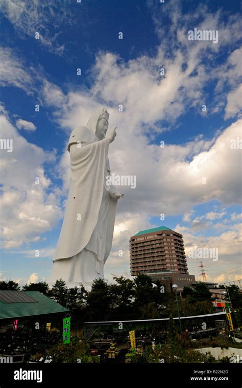 Gigantesca Estatua Budista Del Bodhisattva Kannon Dai Sendai Japón