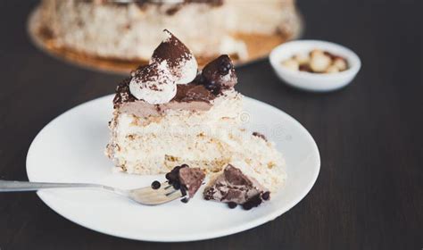 Torta Del Merengue Con Las Avellanas Y El Buttercream Imagen De Archivo