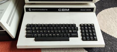 Commodore CBM 4032 PET plně funkční TOP STAV Aukro