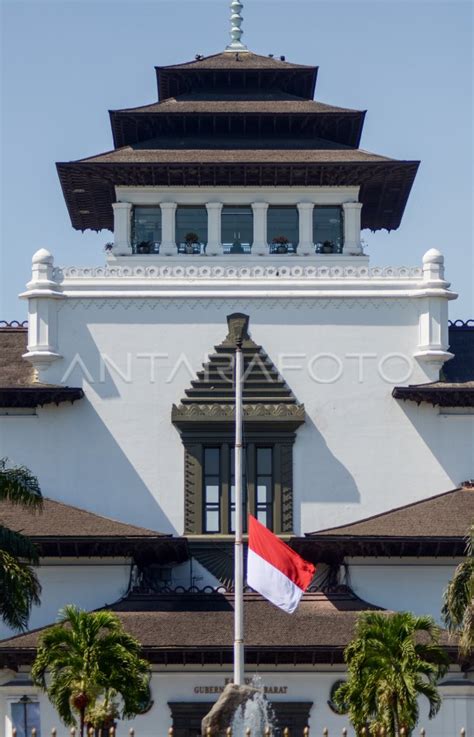 Bj Habibie Wafat Pengibaran Bendera Setengah Tiang Antara Foto