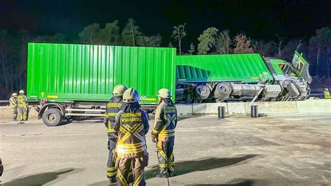 Auf Der A5 Lkw Kracht In Mittelleitplanke Und Kippt Um SWR Aktuell